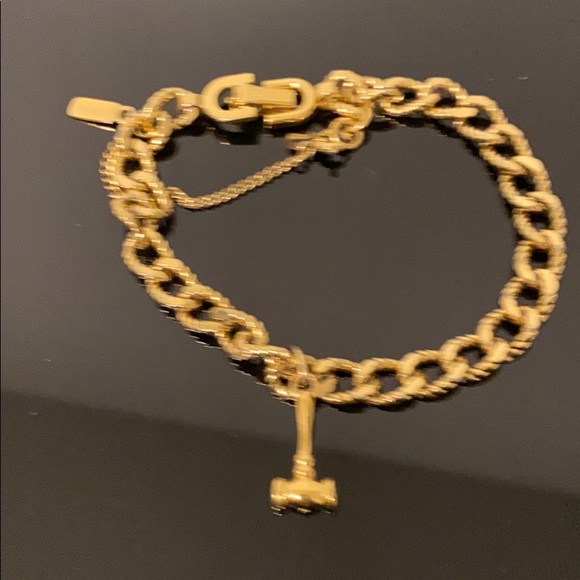 Monet gold tone chain link bracelet. - Picture 3 of 4